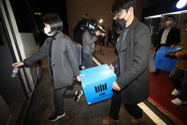 ▲ 부실펀드 판매 관련 금융사 압수수색하는 검찰 관계자들.