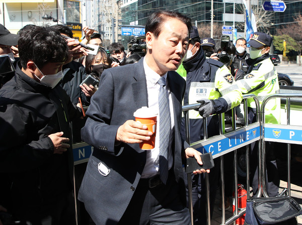 ▲ 최고위원회의 참석하는 한선교 대표.