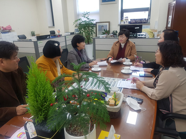 ▲ 경기도어린이집연합회와 간담회를 하고 있는 박옥분 위원장.