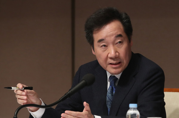 ▲ 질문에 답하는 이낙연 더불어민주당 공동상임선거대책위원장.