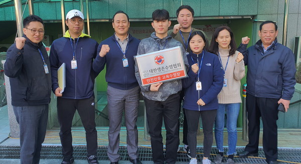 ▲ 생존수영 교육수영장 안전인증 획득 기념촬영.