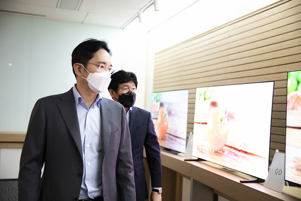 ▲ 삼성디스플레이 아산사업장에서 제품을 살펴보는 이재용 삼성전자 부회장/