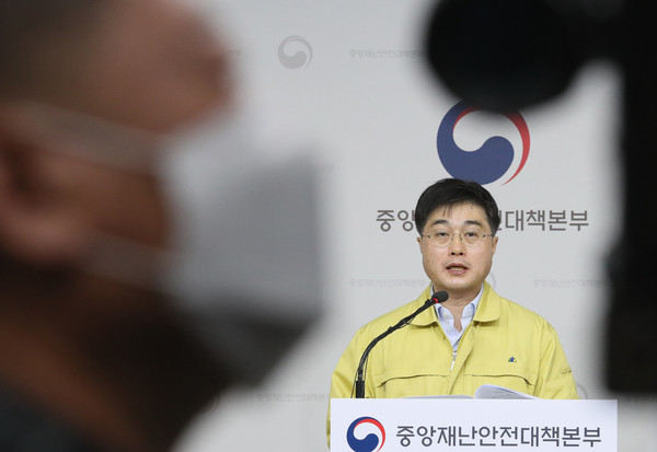 ▲ 브리핑하는 윤태호 중앙사고수습본부 방역총괄반장(보건복지부 공공보건정책관).