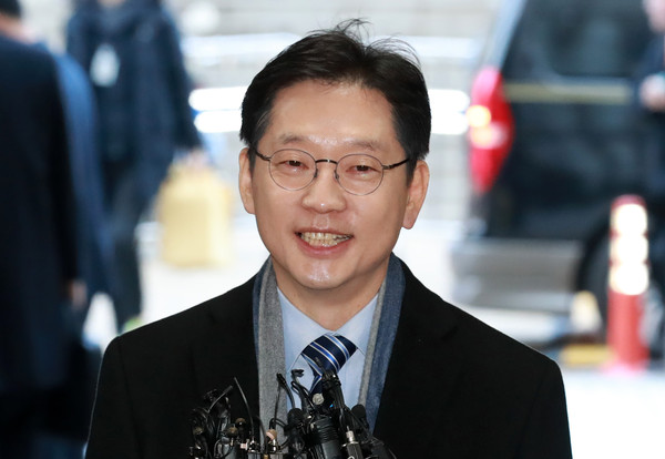 ▲ 재판 관련 질문에 미소짓는 김경수 지사.