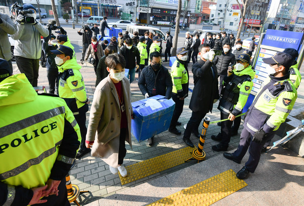 ▲ 신천지 대구교회에 대한 행정조사를 실시하고 있는 경찰들과 대구시 공무원들.