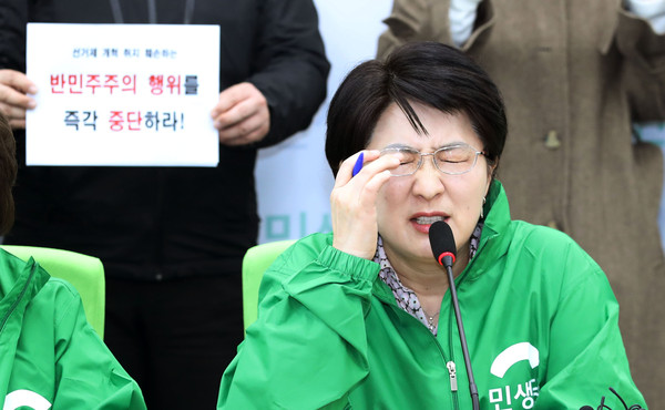 ▲ 항의 속에서 기자간담회하는 박주현 공동대표.