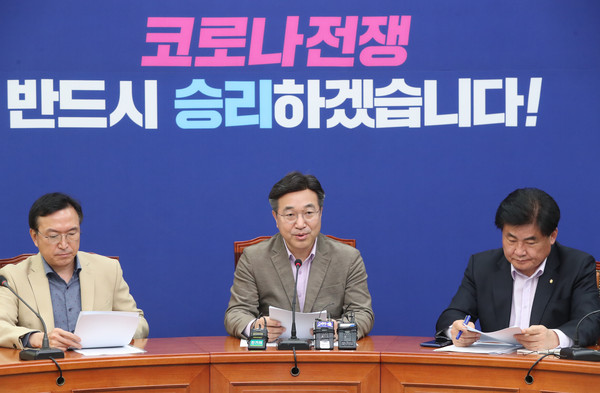 ▲ 기자회견하는 윤호중 사무총장.
