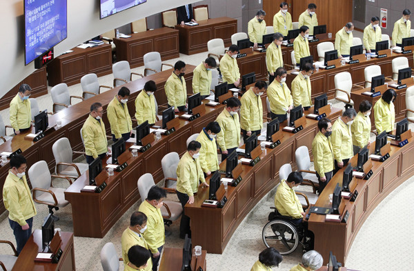 ▲ 의원들이 지난 18일 열린 제318회 임시회 1차 본회의에서 지난 13일 담낭암으로 별세한 고 한옥동 의원을 추모하기 위해 묵념을 하고 있다.
