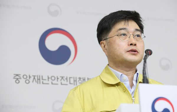 ▲ 브리핑하는 윤태호 중앙사고수습본부 방역총괄반장.