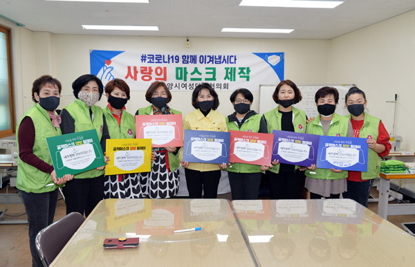 ▲ 광양시의회, 지역 사랑 면 마스크 제작 현장 격려.
