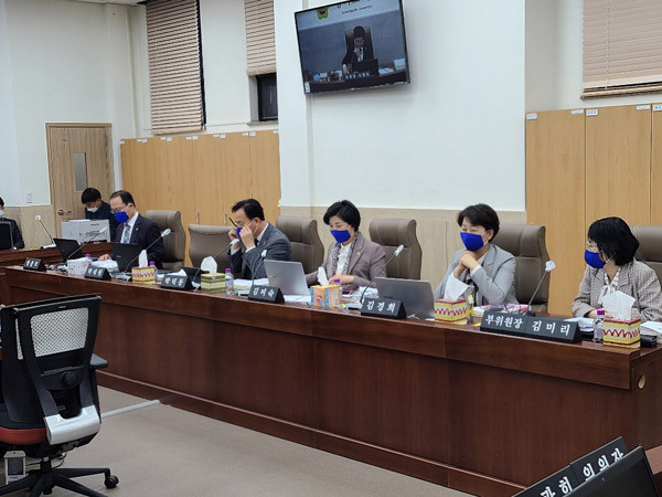 ▲ 교육행정위, 복지 취약계층 위한 공적마스크 양보 캠페인 참여.