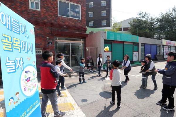 ▲ 동구 “얘들아, 골목에서 놀자” 프로그램에 참여한 아이들.
