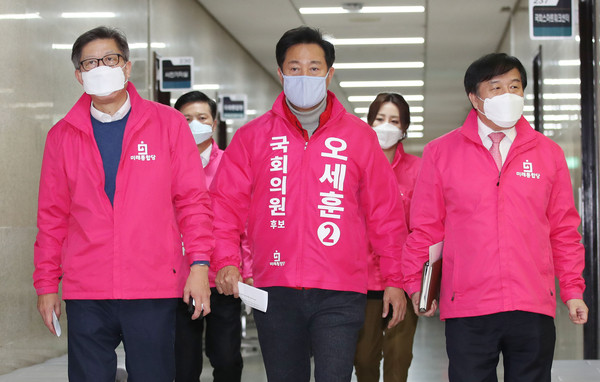▲ 통합당 선거전략대책회의에 참석하는 박형준 미래통합당 공동선대위원장, 오세훈 서울 권역 선대위원장을 비롯한 의원들.