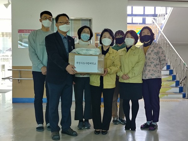 ▲ 제주도교육청은 중국 북경수도사범대학교로부터 마스크를 전달받았다.