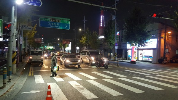 ▲ 동인천역 북광장 앞 LED 조명기 설치 사진.