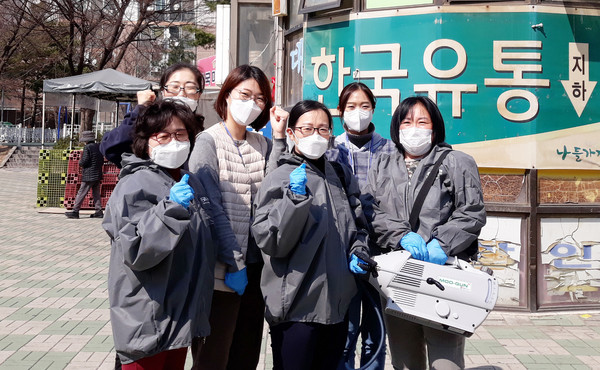 ▲ 연수3동 지역사회보장협의체 방역 동참 모습.