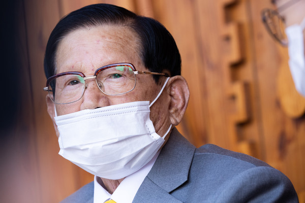 ▲ 기자 질문 듣는 이만희 총회장.