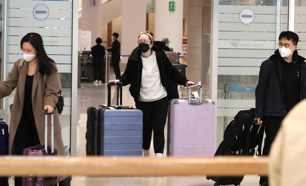 ▲ 공항 나오는 미국발 승객들.
