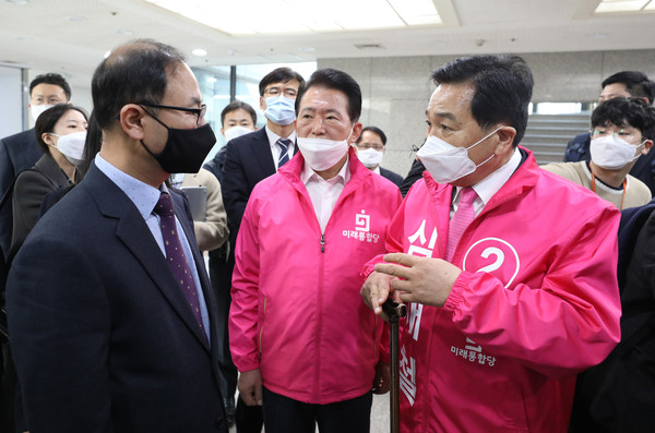 ▲ 대화하는 심재철 선대위원장과 박영수 중앙선관위 사무총장.