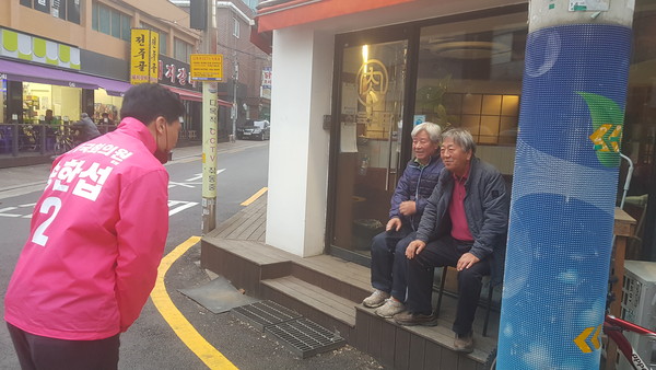 ▲ 구민들에게 정중히 인사하는 송한섭 후보.