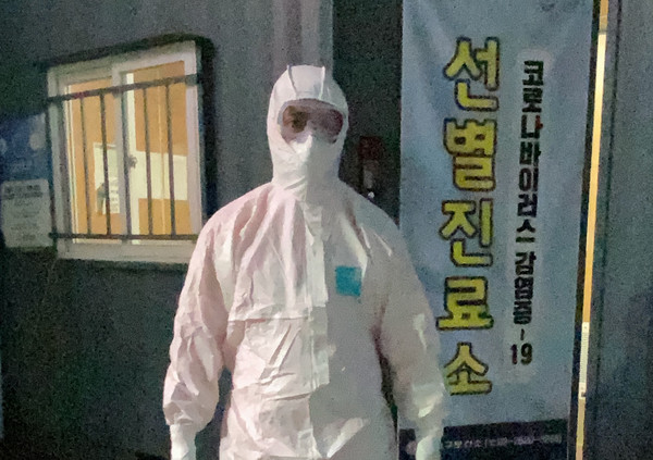 ▲ 방호복 입고 의료봉사에 나서는 송한섭 후보.