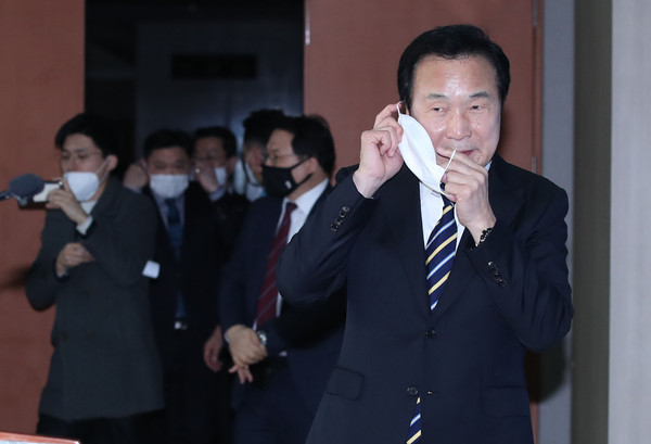 ▲ 단상으로 향하는 손학규 상임선거대책위원장.