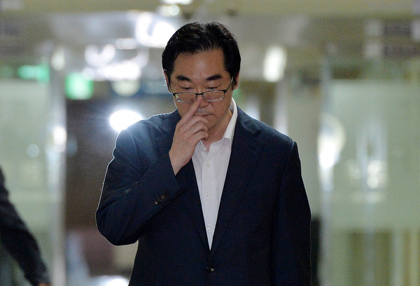 ▲ 안경 만지는 나향욱 전 교육부 정책기획관.