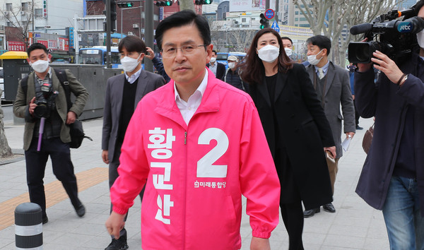 ▲ 이동하는 황교안 후보.
