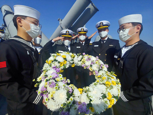 ▲ 천안함 용사들을 추모하는 해군 2함대 황도현함 장병들.