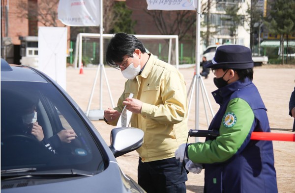 ▲ 드라이브스루 마스크 배부하는 이재현 서구청장.