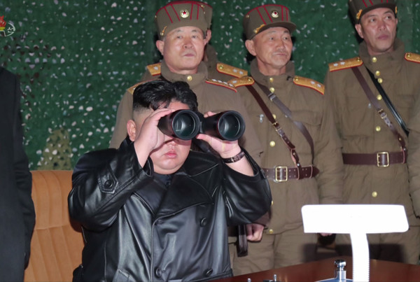 ▲ 전술무기 사격 현장 현지 지도하는 김정은 북한 국무위원장.	/뉴시스