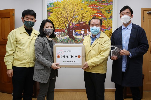 ▲ 금호평생교육관으로부터 수제 마스크를 전달받는 장휘국 광주광역시교육감(오른쪽에서 두번째).