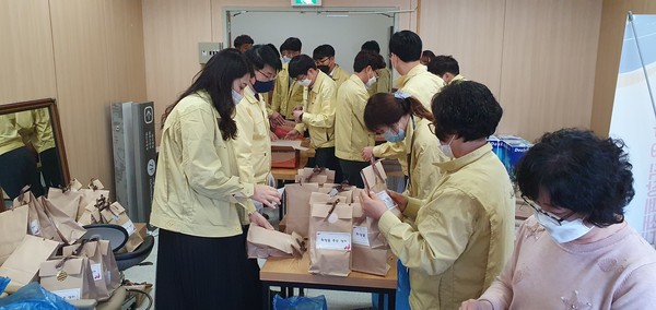 ▲ 희망상자를 포장하는 전남교육청 직원들.