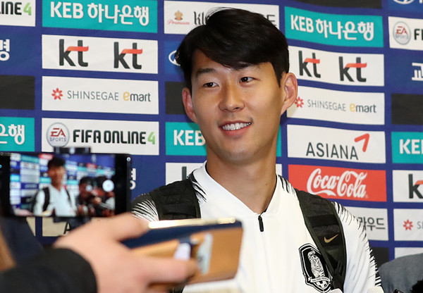 29년 만의 평양 원정에서 무승부를 기록한 대한민국 축구 대표팀 주장 손흥민이 17일 오전 인천공항 제2여객터미널을 통해 입국한 뒤 취재진과 인터뷰를 하고 있다. 2019.10.17.