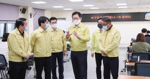▲ 이재현 서구청장과 박남춘 인천시장이 코로나19 대응 현장점검을 하고 있다.