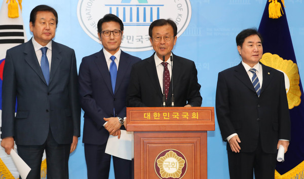 ▲ 일하는 국회법 제안하는 여야 중진의원들.