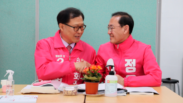 ▲ 의기투합하는 정유섭 후보와 문병호 후보.