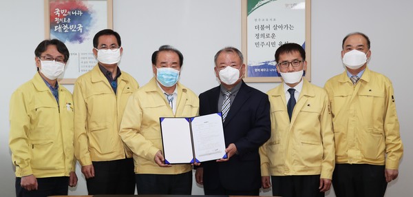 ▲ 산업보건의 위촉 기념촬영하는 장휘국 광주광역시교육감(왼쪽에서 세번째).
