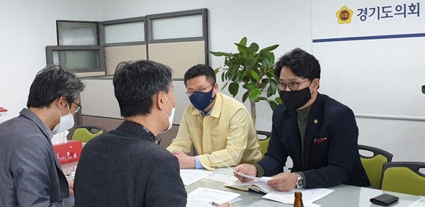 ▲ 경기도 행복주택과 팀장 및 과장단 회의 진행 모습.
