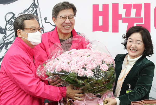 ▲ 지지자들에게 꽃다발 받는 박형준·신세돈 미래통합당 공동선대위원장.