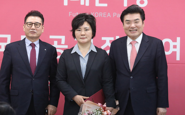▲ 공천장 받는 조수진 미래한국당 비례대표.