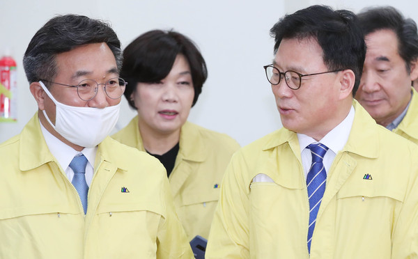 ▲ 대화하는 윤호중 사무총장과 박광온 의원.