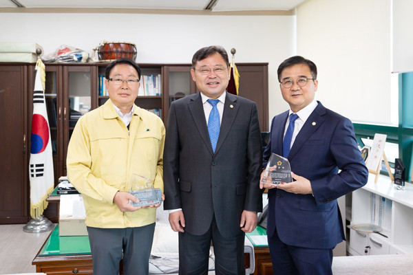 ▲ 안돈의 의원(왼쪽), 김태경 의장(가운데), 이상섭 의원(오른쪽).