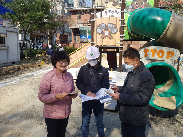 ▲ 강북구의회, 유인애 부의장 번1동 번남 어린이공원 정비사업 현장점검.