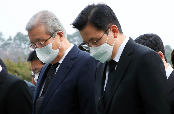 ▲ 현충탑 참배하는 미래통합당 황교안 대표와 김종인 총괄선대위원장.