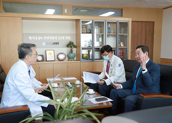 ▲ 코로나19 사태 대응 간담회 위해 조선대학교병원에 방문한 박주선 후보.