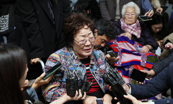 ▲ 취재진의 질문에 답하는 이용수 할머니.