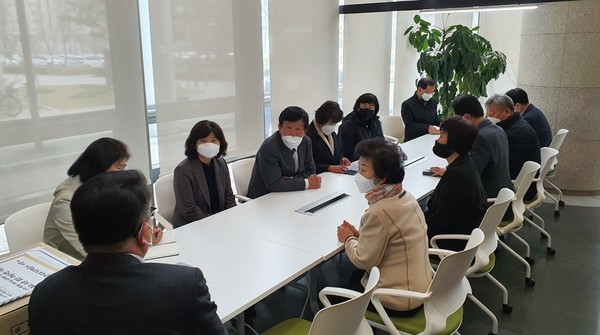▲ 서명부 전달하는 하남시민대책위 관계자들.