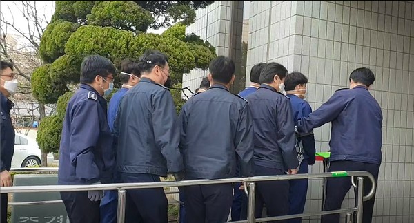 ▲ 영장실질심사를 받기 위해 서울남부지법 안으로 들어가고 있는 자본시장법 위반 혐의를 받는 이모씨 등 4명.