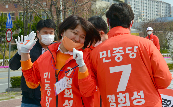 ▲ 악수 대신 어깨 맞대며 총선 승리 다짐하는 민중당 광주시당 후보와 당원들.